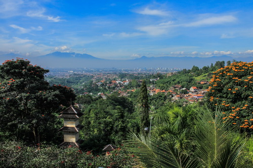 Pemandangan kota Bandung dari penginapan di Dago Pakar